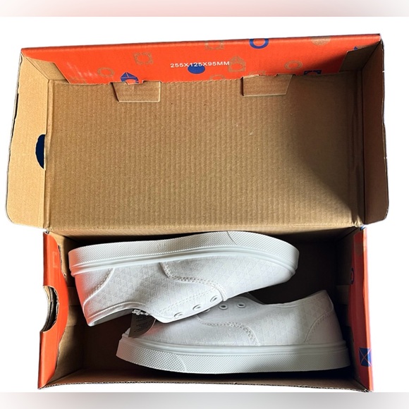 compries Other - NWT Compries ROBIN WHITE shoes